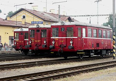 „stotridsaťjednotky“ sa predstavujú publiku