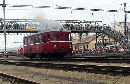 hustý dym vyšiel z výfukov domácej M 131.1053