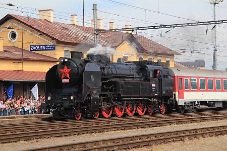 prievidzská 464.041 v čele rýchlika R932 Domica